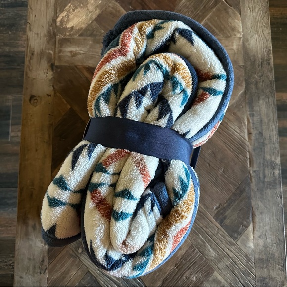 Colorful Cozy Patterned Throw - Picture 3 of 4